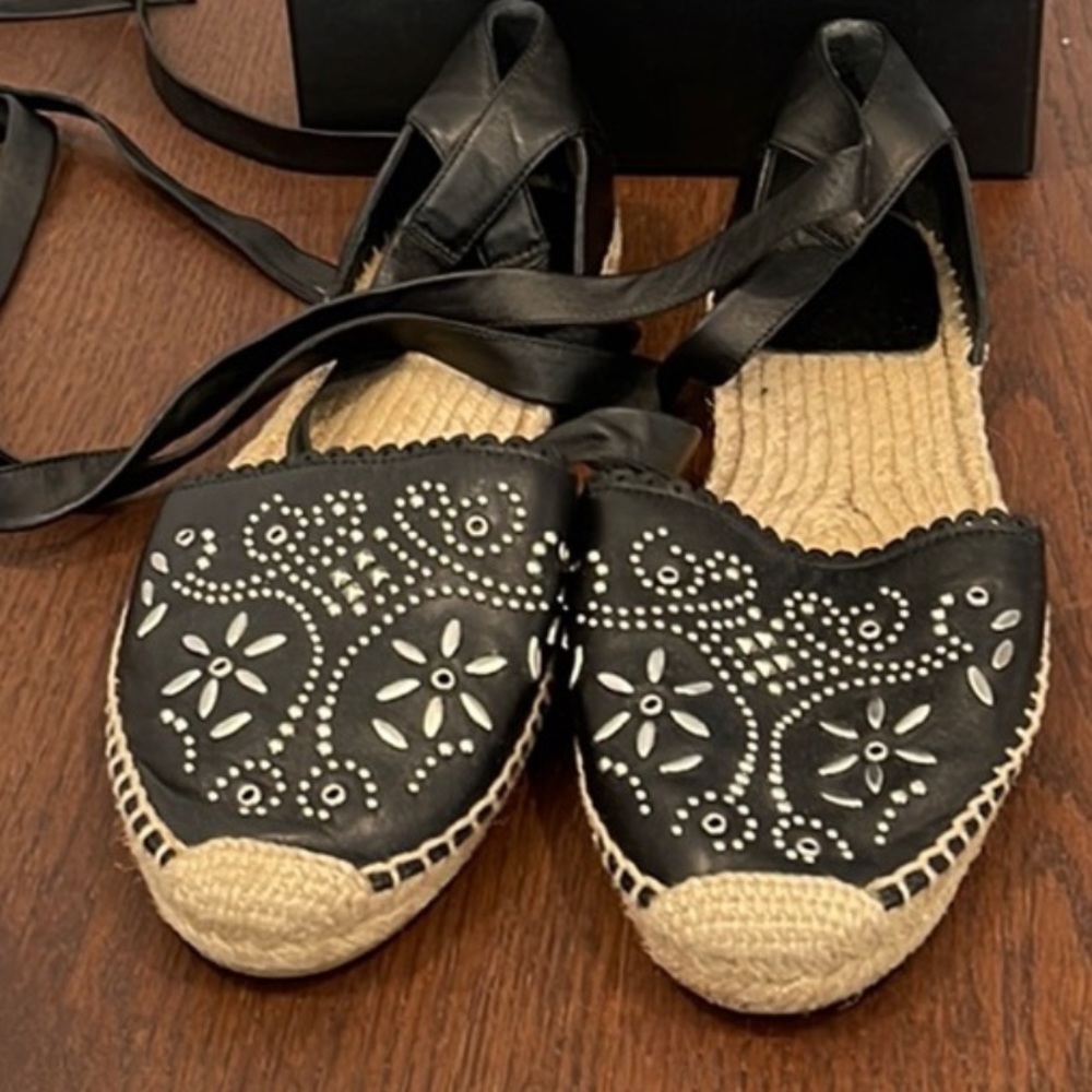 Beautiful Shoes comes with box